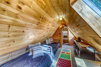 Beautiful Wooden A-Frame Perfect for Outdoor Activities in Blue Ridge, Georgia - Blue Ridge, Georgia - glamping.directory