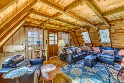 Beautiful Wooden A-Frame Perfect for Outdoor Activities in Blue Ridge, Georgia - Blue Ridge, Georgia - glamping.directory