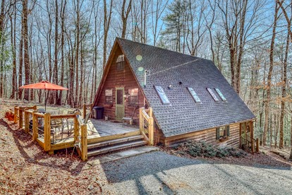 Beautiful Wooden A-Frame Perfect for Outdoor Activities in Blue Ridge, Georgia - Blue Ridge, Georgia - glamping.directory