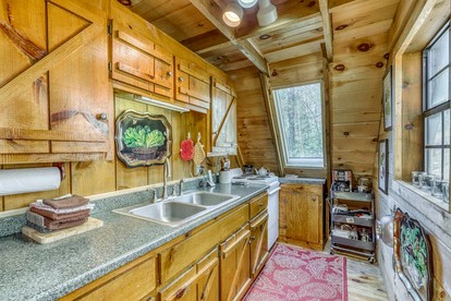 Beautiful Wooden A-Frame Perfect for Outdoor Activities in Blue Ridge, Georgia - Blue Ridge, Georgia - glamping.directory