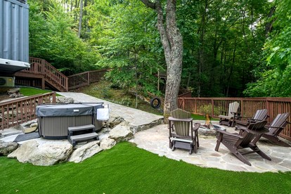 Spectacular Luxurious Container with Outdoor Hot-Tub and Fire Pit in North Carolina - Blowing Rock, North Carolina - glamping.directory