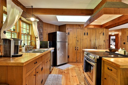 Impressive Cabin with Hot-tub and Fascinating Views in Mendon, Vermont - Mendon, Vermont - glamping.directory