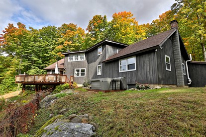 Impressive Cabin with Hot-tub and Fascinating Views in Mendon, Vermont - glamping.directory