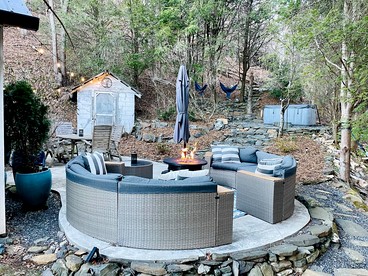 Peaceful Cottage with Hot-tub in Fleetwood, North Carolina - Fleetwood, North Carolina - glamping.directory