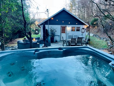 Peaceful Cottage with Hot-tub in Fleetwood, North Carolina - glamping.directory