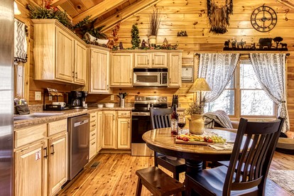 Cozy Log Cabin with Hot Tub & Game Room Near Smoky Mountain National Park | Sevierville, TN - Sevierville, Tennessee - glamping.directory