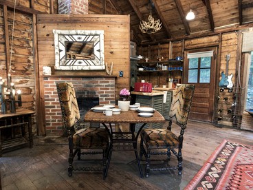Secluded and Rustic Cabin Rental with Modern Amenities near Woodstock, New York - Willow, New York - glamping.directory