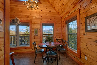 Beautiful Pigeon Forge Vacation Cabin with a Hot Tub - Pigeon Forge, Tennessee - glamping.directory