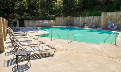 Beautiful Pigeon Forge Vacation Cabin with a Hot Tub - Pigeon Forge, Tennessee - glamping.directory