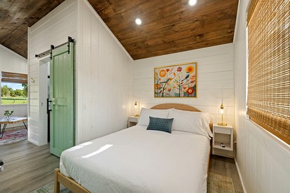 Serene and Cozy Cabin near Gilchrist Blue Springs, Perfect for a Small Town Florida Getaway - Lake City, Florida - glamping.directory