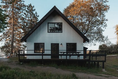 Spacious Four Bedroom Cabin on Private Land in Sierra National Forest, Perfect for a Tranquil Weekend in Nature with Family - glamping.directory