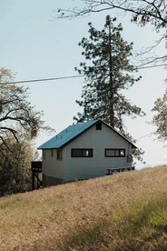Spacious Four Bedroom Cabin on Private Land in Sierra National Forest, Perfect for a Tranquil Weekend in Nature with Family - Dunlap, California - glamping.directory
