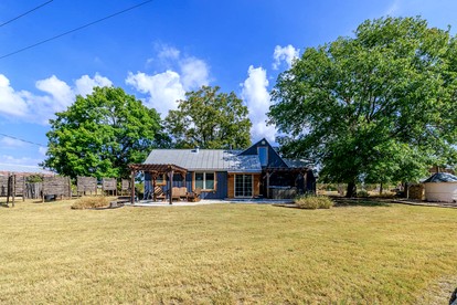 Whimsical Historic Homestead with Arcade & Ridge Views near Downtown Fredericksburg, Texas - Fredericksburg, Texas - glamping.directory
