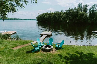 Quiet and Intimate Pet Friendly Cottage Perfectly set on the Shores of Cobbossee Lake for Fishing in Winthrop, Maine - Winthrop, Maine - glamping.directory