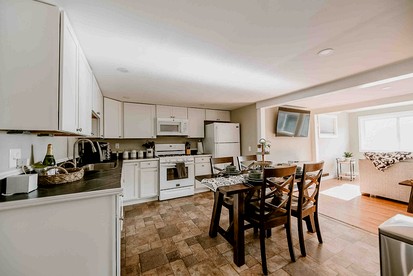 Quiet and Intimate Pet Friendly Cottage Perfectly set on the Shores of Cobbossee Lake for Fishing in Winthrop, Maine - Winthrop, Maine - glamping.directory