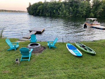 Quiet and Intimate Pet Friendly Cottage Perfectly set on the Shores of Cobbossee Lake for Fishing in Winthrop, Maine - Winthrop, Maine - glamping.directory