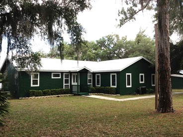 Lakefront Cottage with a Private Dock near Ocala National Forest in Orange Springs, Florida - glamping.directory
