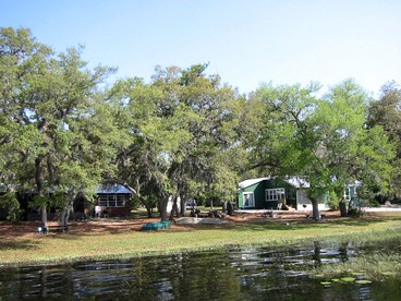 Lakefront Cottage with a Private Dock near Ocala National Forest in Orange Springs, Florida - Orange Springs, Florida - glamping.directory