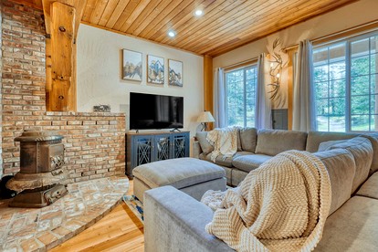 Serenely Rustic Cabin Haven near Whistle Lake in Washington - Anacortes, Washington - glamping.directory