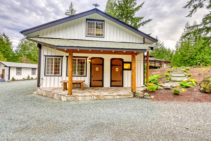 Serenely Rustic Cabin Haven near Whistle Lake in Washington - Anacortes, Washington - glamping.directory