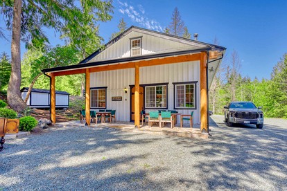 Serenely Rustic Cabin Haven near Whistle Lake in Washington - glamping.directory