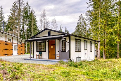Serenely Rustic Cabin Haven near Whistle Lake in Washington - Anacortes, Washington - glamping.directory