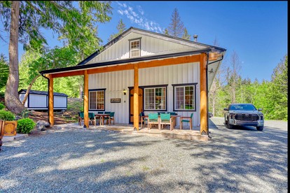 Serenely Rustic Cabin Haven near Whistle Lake in Washington - Anacortes, Washington - glamping.directory