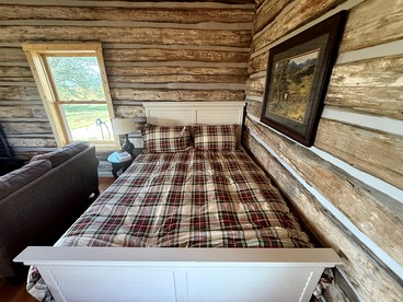 Charming Cabin with Pond and Mountain Views near Downtown Ennis, Montana - Ennis, Montana - glamping.directory