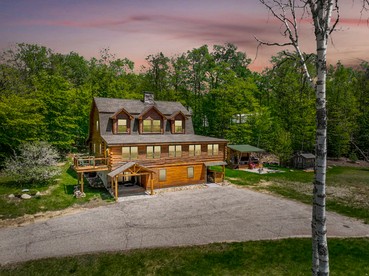 Magical Cabin with Outdoor Bar and Jacuzzi in New Hampshire - Bartlett, New Hampshire - glamping.directory