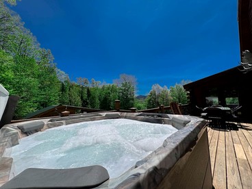 Magical Cabin with Outdoor Bar and Jacuzzi in New Hampshire - Bartlett, New Hampshire - glamping.directory