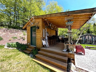 Magical Cabin with Outdoor Bar and Jacuzzi in New Hampshire - Bartlett, New Hampshire - glamping.directory