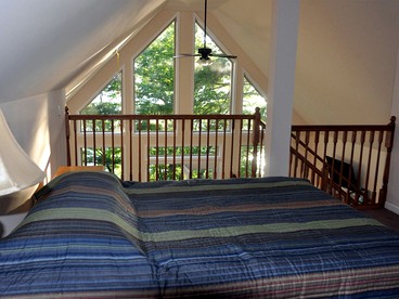 Lakefront Vacation Rental with Superb Views over Lake Wallenpaupack in Hawley, Pennsylvania - Hawley, Pennsylvania - glamping.directory