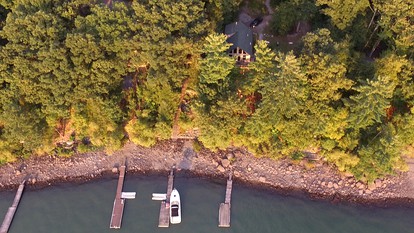 Lakefront Vacation Rental with Superb Views over Lake Wallenpaupack in Hawley, Pennsylvania - Hawley, Pennsylvania - glamping.directory