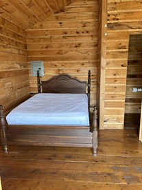 Peaceful Cabin Retreat with Picnic Table & Nature Views in Macedon, New York - Macedon, New York - glamping.directory