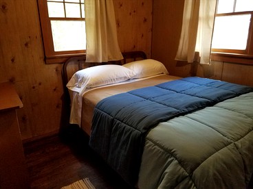 Gorgeous Getaway Cabin in the Woods near Lake Michigan in Wellston, Michigan - Wellston, Michigan - glamping.directory