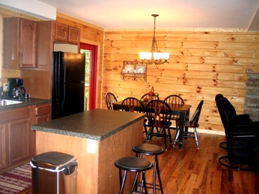 Vacation Log Cabin Rental Set in the Canopies near Hendersonville, North Carolina - Hendersonville, North Carolina - glamping.directory