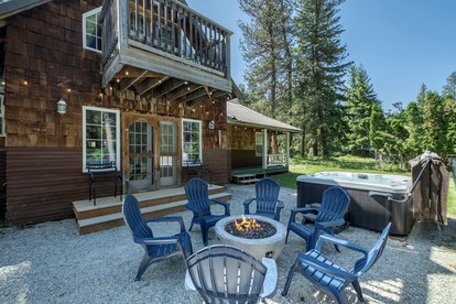 Family-Friendly Cabin with Private Pool and Impressive Exterior Living Areas in Leavenworth, Washington - Leavenworth, Washington - glamping.directory