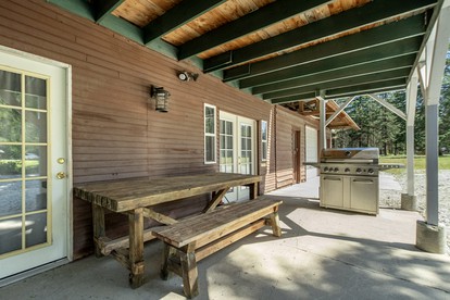 Family-Friendly Cabin with Private Pool and Impressive Exterior Living Areas in Leavenworth, Washington - Leavenworth, Washington - glamping.directory