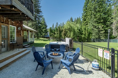 Family-Friendly Cabin with Private Pool and Impressive Exterior Living Areas in Leavenworth, Washington - Leavenworth, Washington - glamping.directory