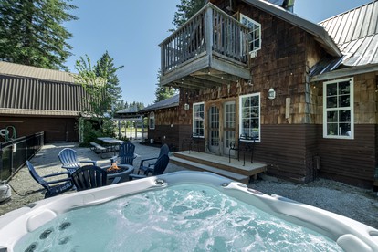 Family-Friendly Cabin with Private Pool and Impressive Exterior Living Areas in Leavenworth, Washington - Leavenworth, Washington - glamping.directory