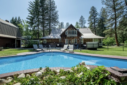 Family-Friendly Cabin with Private Pool and Impressive Exterior Living Areas in Leavenworth, Washington - glamping.directory