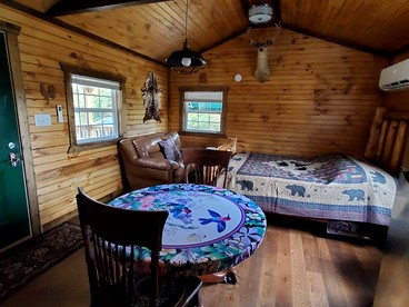 Wooden Rustic Cabin Great for Outdoor Activities in Liberty, Kentucky - Liberty, Kentucky - glamping.directory