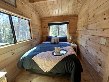 Incredible Modern Tiny Log Cabin near the Ammonoosuc River for a Romantic Getaway in New Hampshire - Bath, New Hampshire - glamping.directory