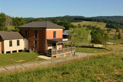 Charming Retreat: Pet-Friendly Classic Rental for Outdoor Activities in Pulaski County, VA - Pulaski County, Virginia - glamping.directory