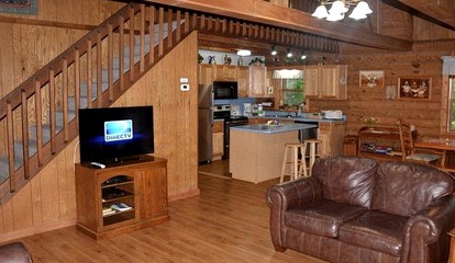 Fully-Equipped Log Cabin near Downtown Gatlinburg, Tennessee - Gatlinburg, Tennessee - glamping.directory