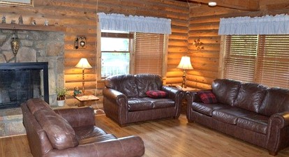 Fully-Equipped Log Cabin near Downtown Gatlinburg, Tennessee - Gatlinburg, Tennessee - glamping.directory