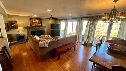 Peaceful Lakeside Cabin with Private Dock near Bentonville & Fayetteville, Arkansas - Lowell, Arkansas - glamping.directory