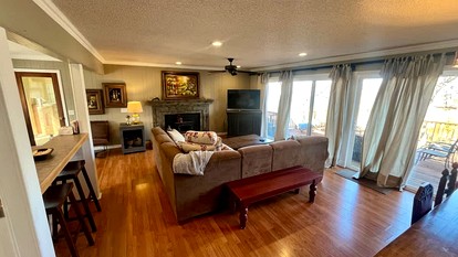 Peaceful Lakeside Cabin with Private Dock near Bentonville & Fayetteville, Arkansas - Lowell, Arkansas - glamping.directory