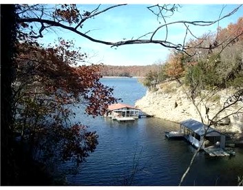 Peaceful Lakeside Cabin with Private Dock near Bentonville & Fayetteville, Arkansas - Lowell, Arkansas - glamping.directory