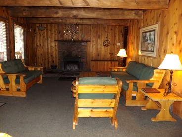 Spacious Cabin with Large Porch Ideal for Groups in Arizona - Flagstaff, Arizona - glamping.directory